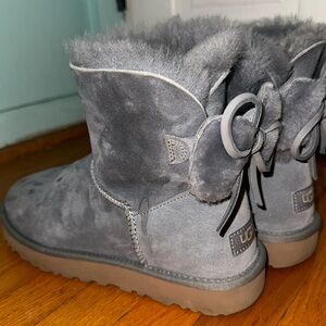 Women’s Classic Double Bow Mini Ugg boots SIZE 10